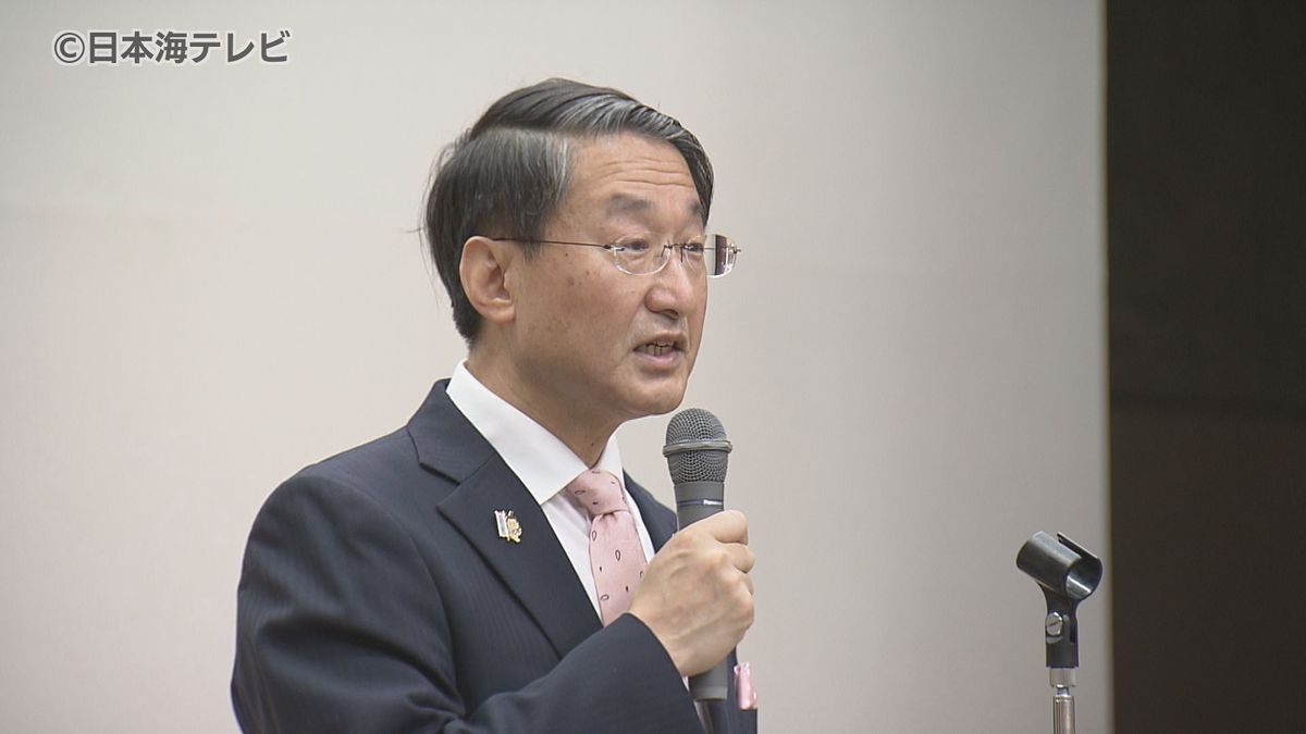 平井知事「小さな県の職員だから実感できることがある」　鳥取県庁で辞令交付式