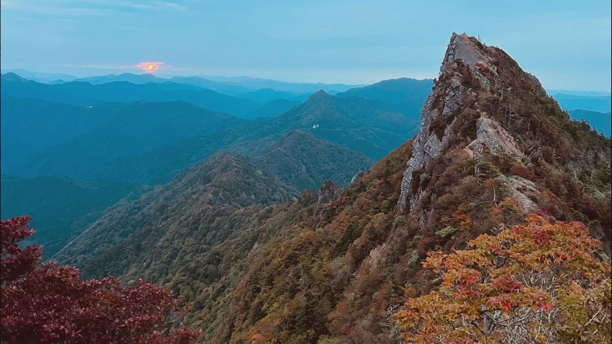 石鎚山山頂の紅葉がピークを迎える