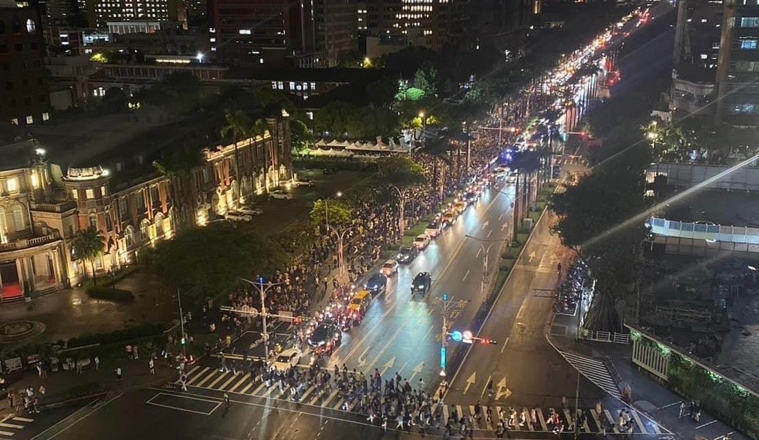 台湾で1万人以上が抗議活動　立法院の改革法案めぐり“野党案に反対”