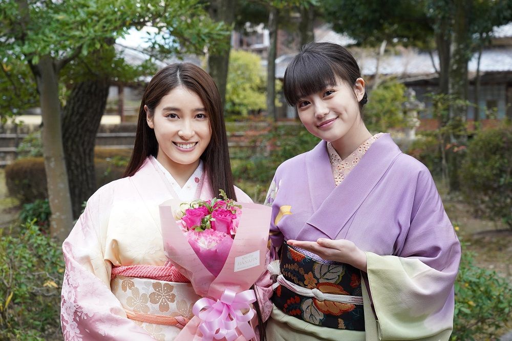 親子を演じた土屋太鳳さん、今田美桜さん（c）2023 映画『わたしの幸せな結婚』製作委員会