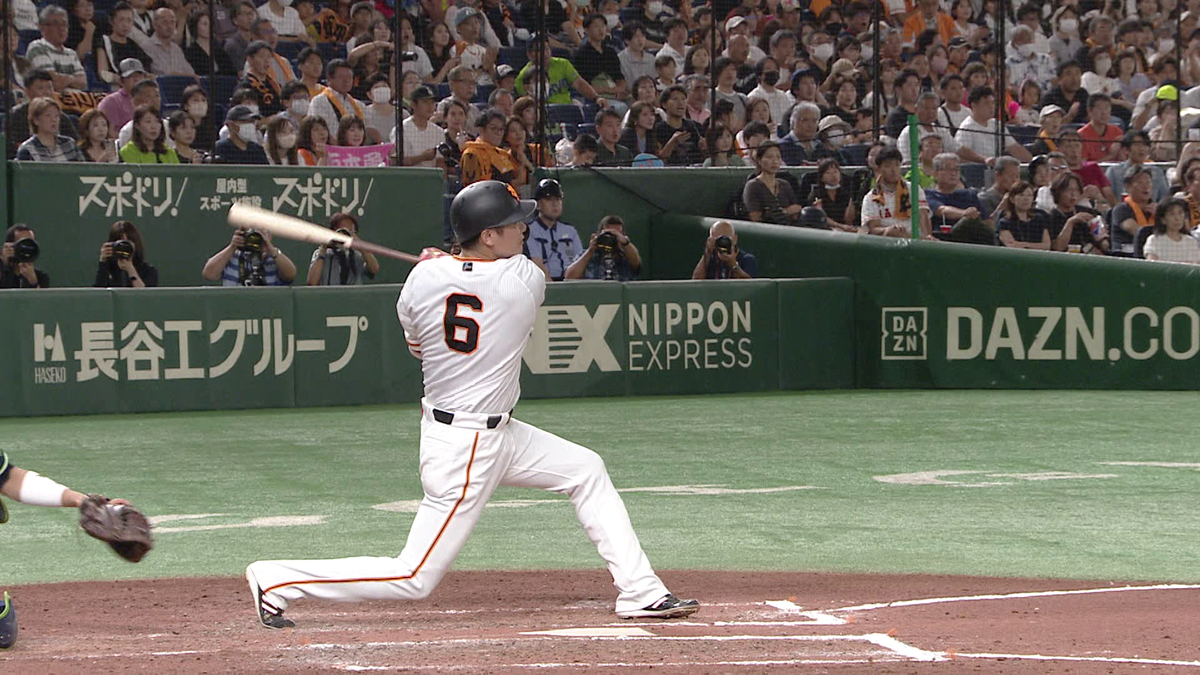 逆転タイムリーツーベースを放った坂本勇人選手(画像：日テレジータス)