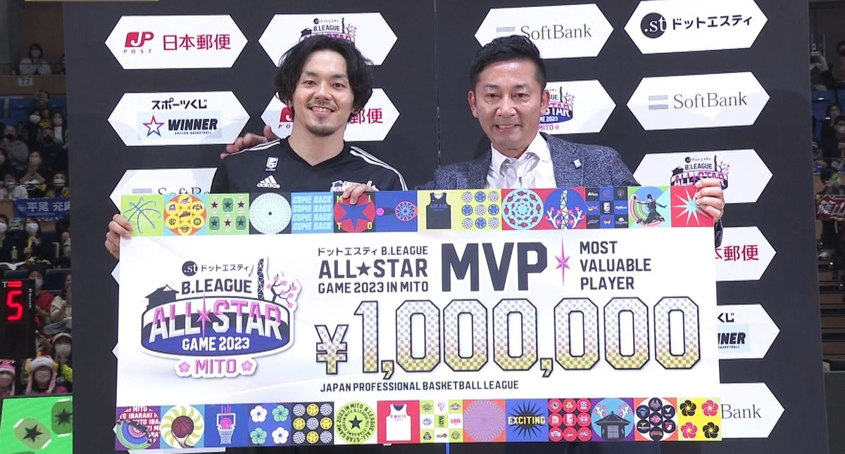 オールスターMVPを獲得した篠山竜青選手(左)とBリーグ・島田慎二チェアマン(右)