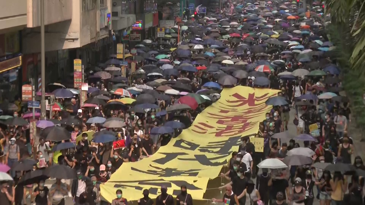 香港裁判所「歌が武器として使用される可能性がある」　反政府デモで歌われた曲の演奏禁止認める