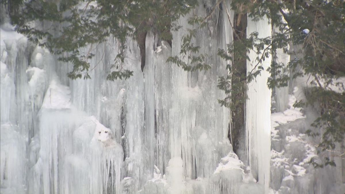 寒さが厳しい時期にできる幻の滝　冬氷の柱が重なり合う「青氷の滝」出現　 岐阜・高山市