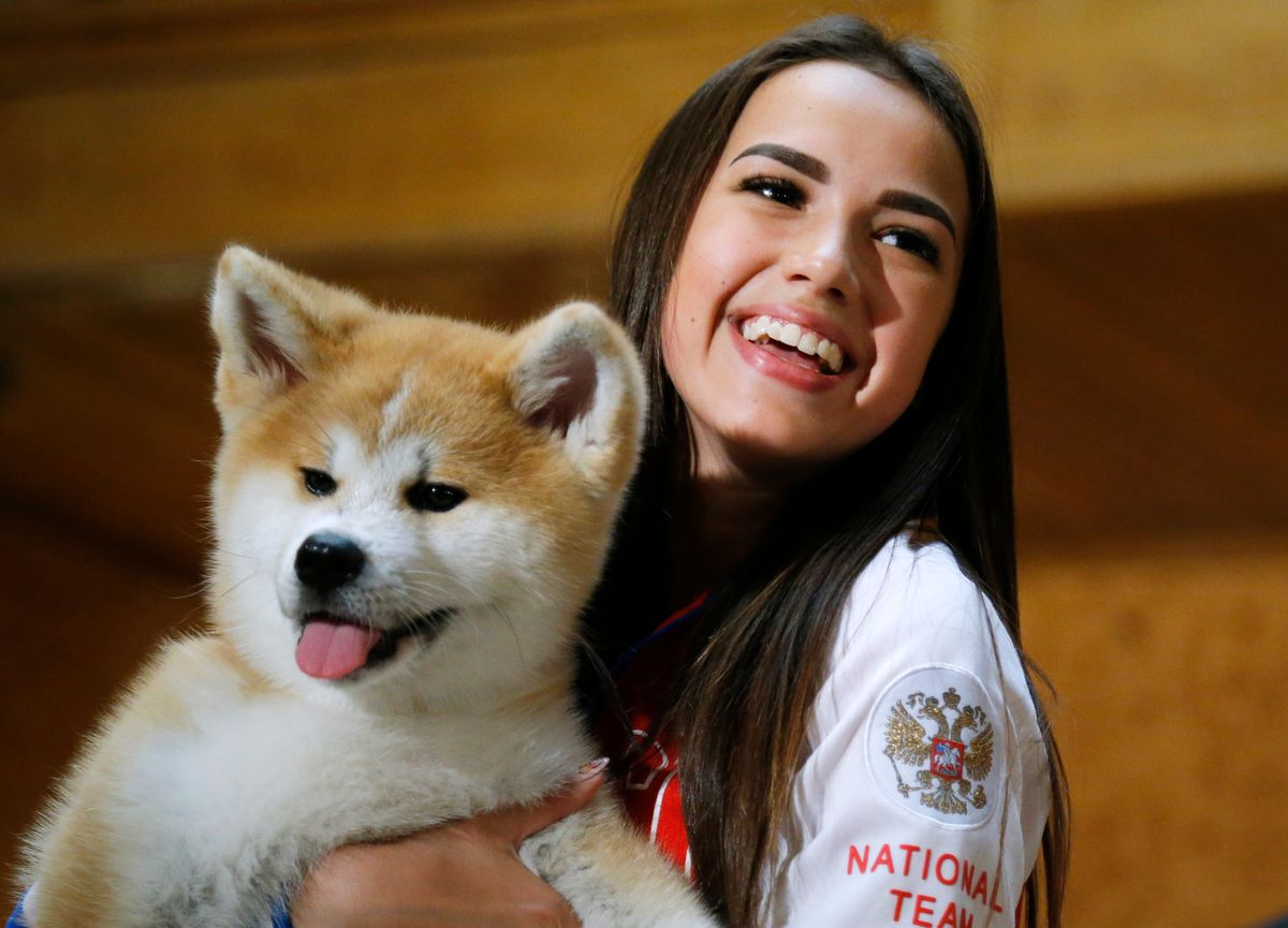 「大切に育ててくださり、ありがとうございます」ロシアの妖精・ザギトワが秋田犬“マサル”と久々の2ショットにファンほっこり