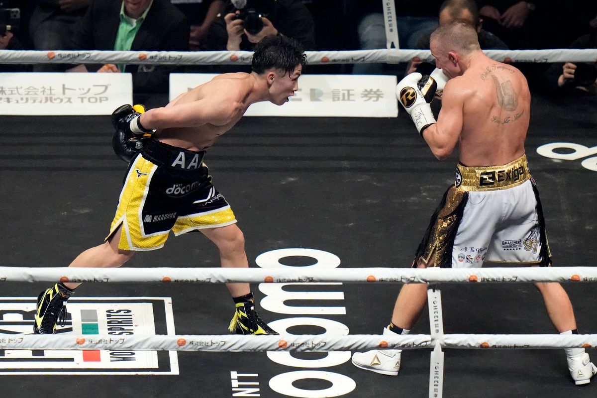 第8ラウンド 両手を背面に組みノーガード姿勢を取る井上尚弥選手（写真：AP/アフロ）