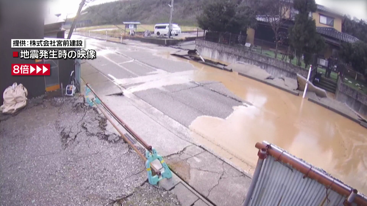 液状化で泥水が道路を覆う