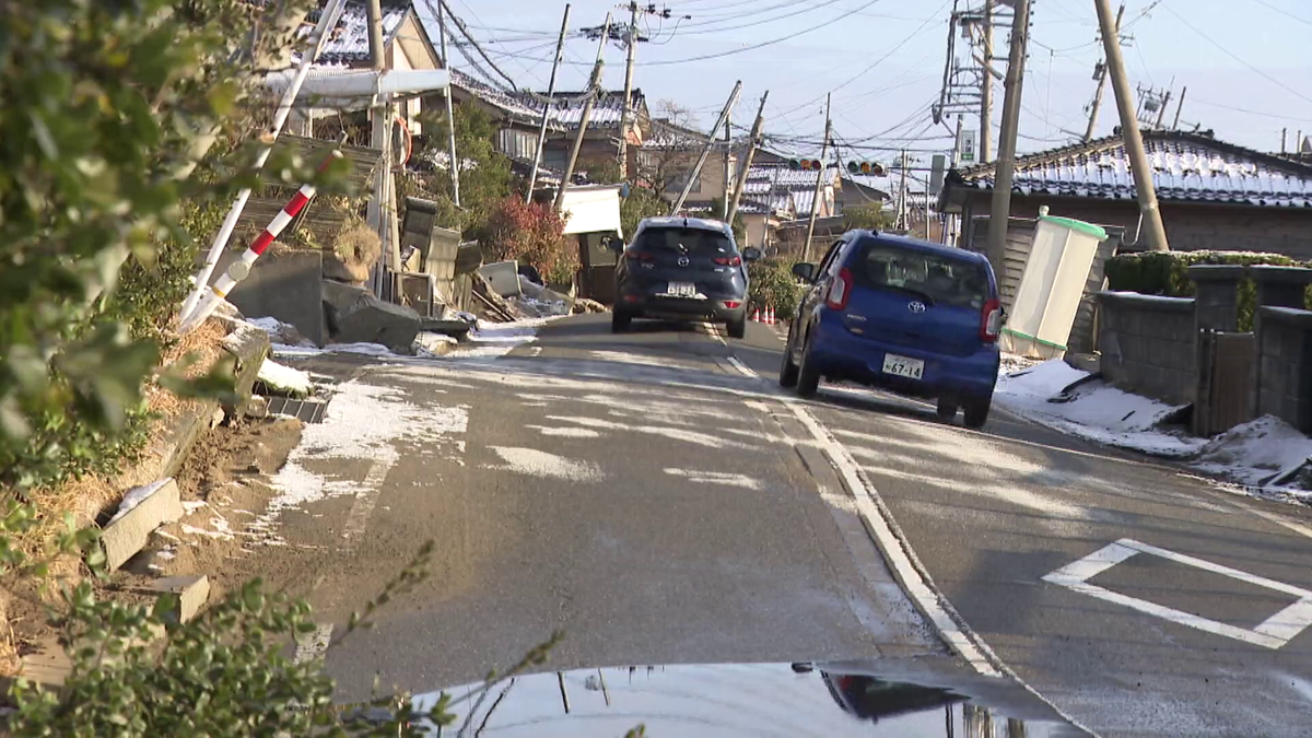 液状化で傾いた家や道路