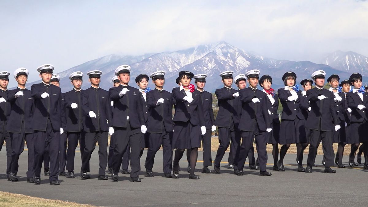 日本航空学園で学園祭 全長850メートルの滑走路で全校生徒の「観閲行進」披露 山梨県