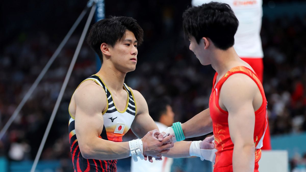 中国の張博恒選手と握手する橋本大輝選手(写真：西村尚己/アフロスポーツ)