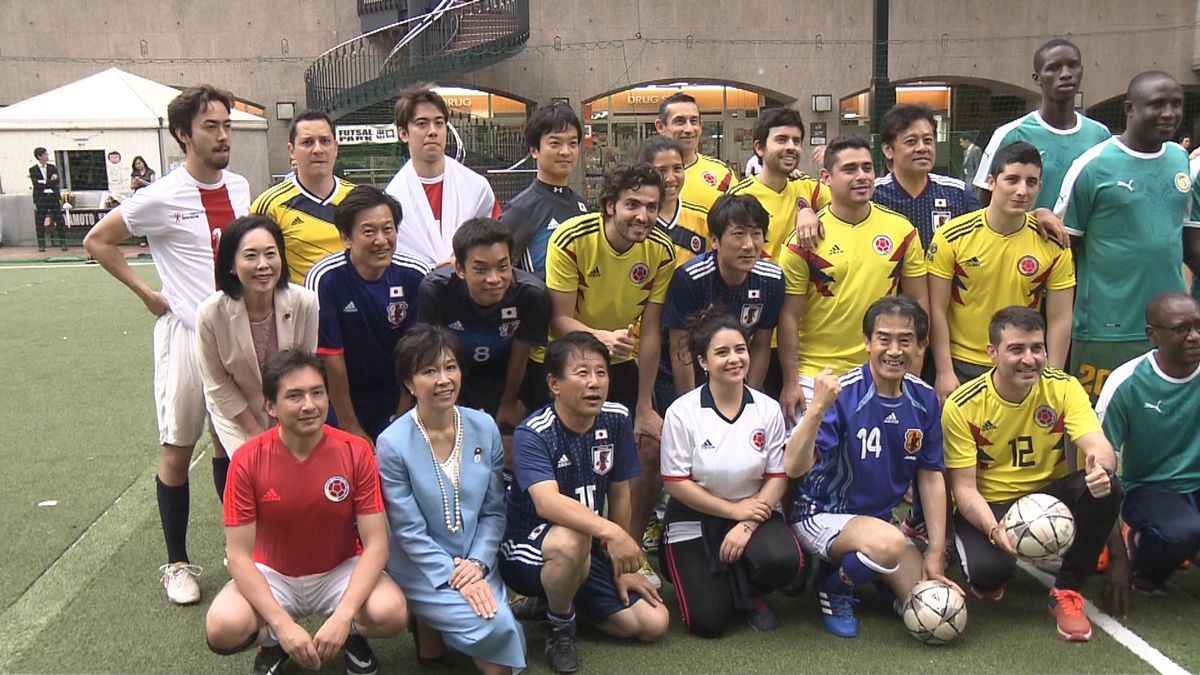 国会議員ら、大使館職員とサッカー対戦