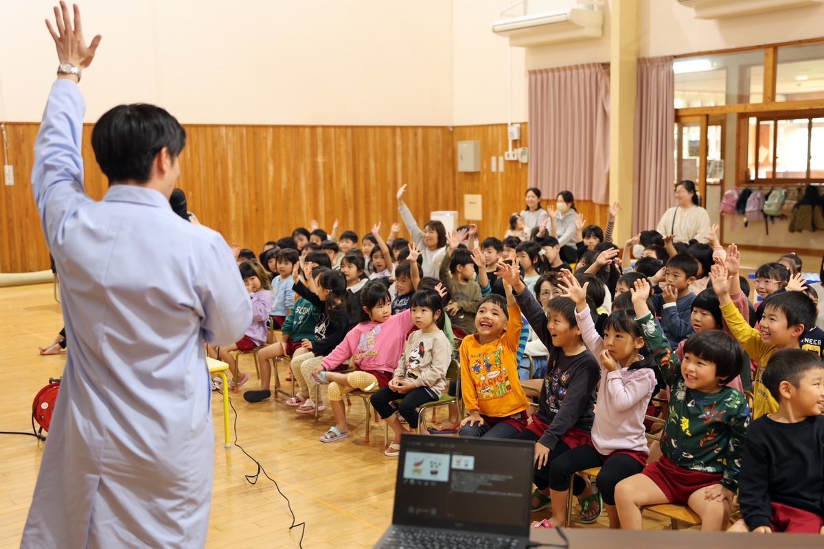 子ども園に「ミキプルーン文庫」　ミキプルーンの三基商事が本寄贈「笑顔の架け橋に」　鳥取県北栄町