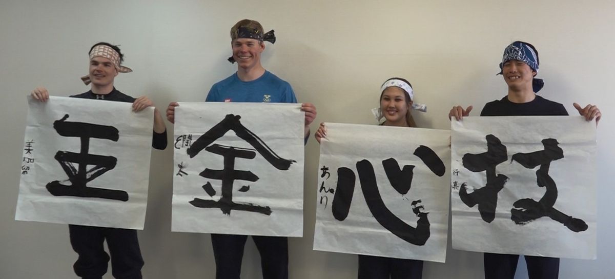 北京五輪モーグル金・銀メダリストの外国人選手が日本の書道に苦戦も「お手本より僕の方がうまい」とご満悦
