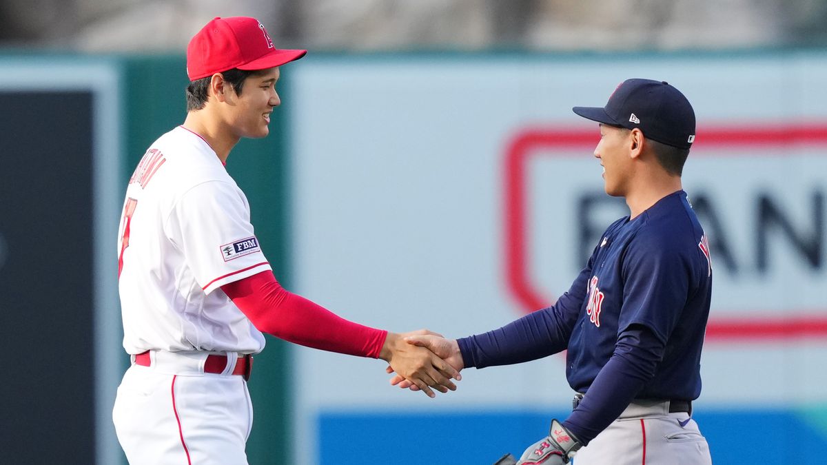 WBC侍戦士が再会　大谷翔平と吉田正尚が試合前に握手＆なごやか談笑