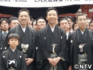 市川亀治郎＆香川親子三代、浅草でお練り！｜日テレNEWS NNN