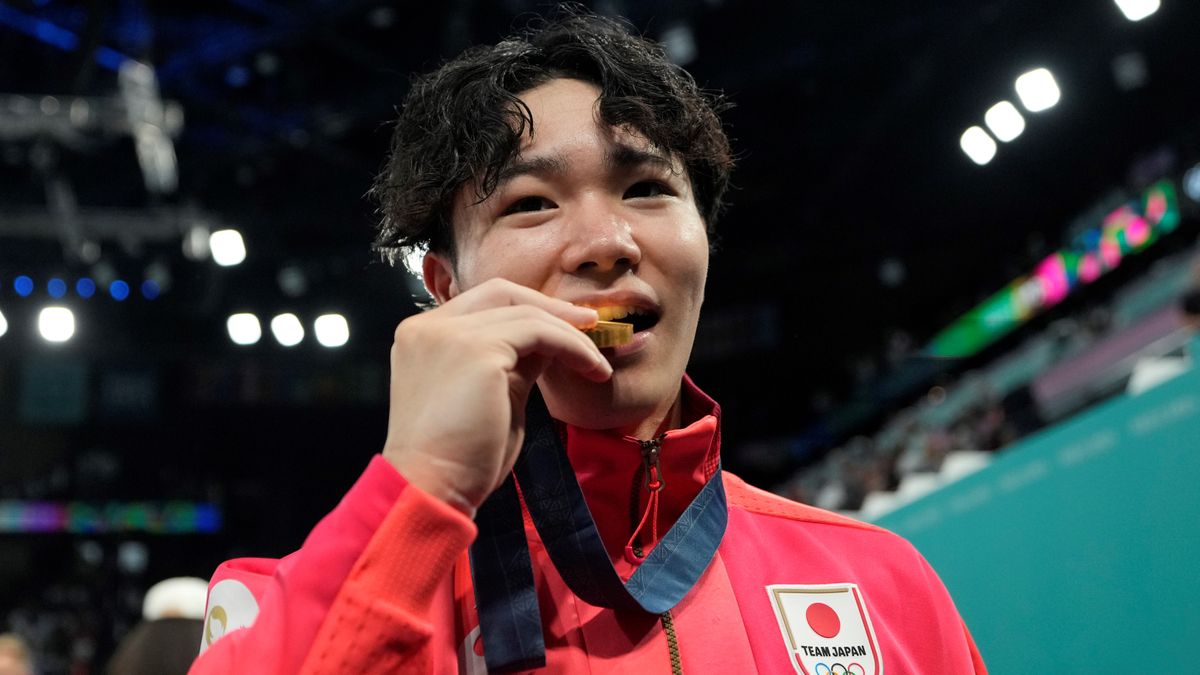 金メダルを獲得した岡慎之助選手(写真：AP/アフロ)
