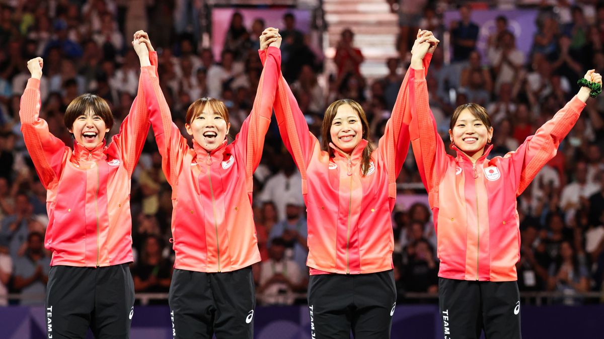 銅メダルを獲得したフェンシング女子フルーレの選手たち(写真：青木紘二/アフロスポーツ)