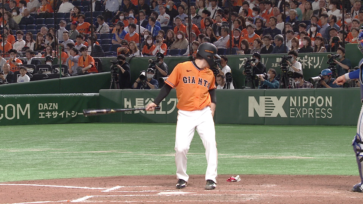 打席前に手袋を落とす巨人・高梨雄平投手（画像：日テレジータス）
