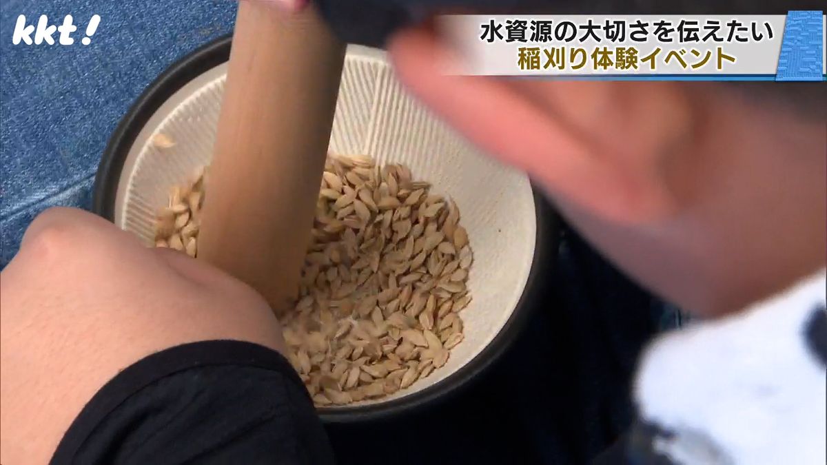 稲刈りの後は脱穀も体験