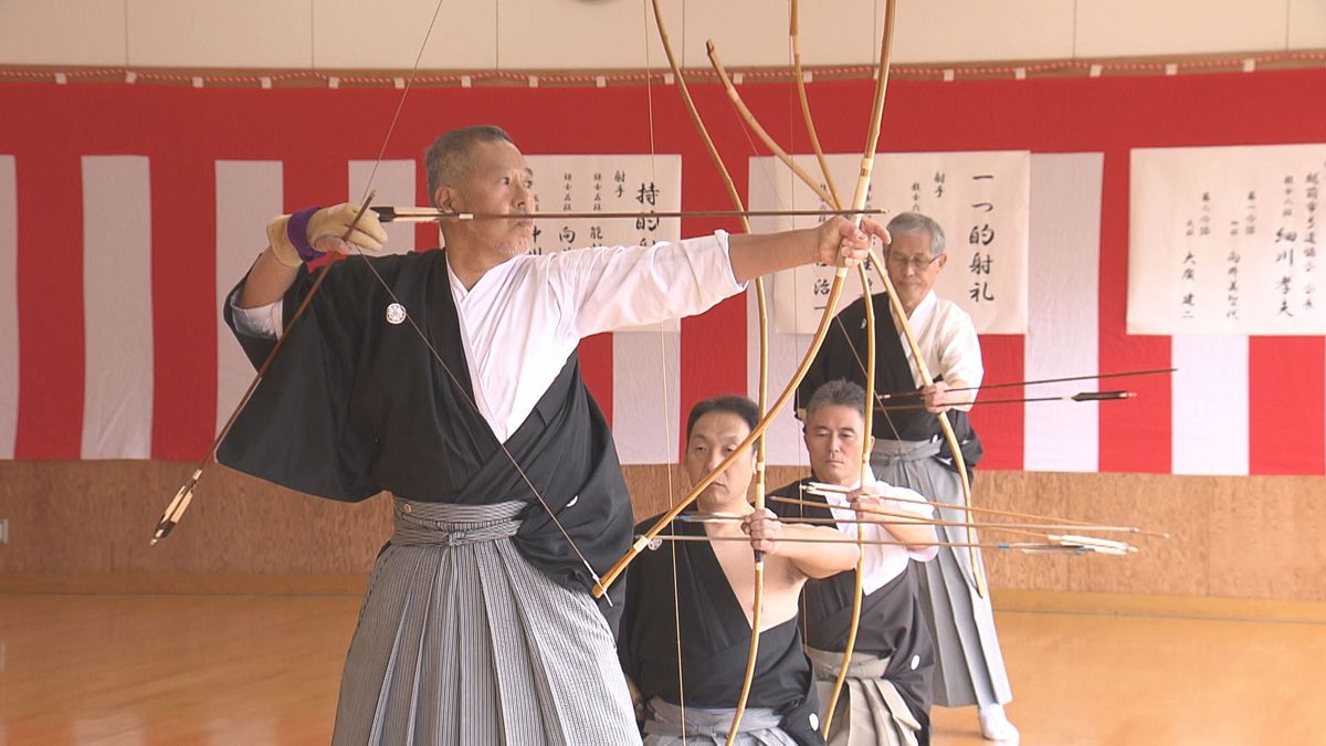 弓道の上達を願う　越前市で「新春初射会」　華やか余興も