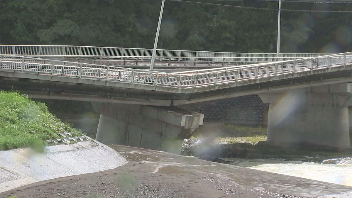 国道の橋脚傾く　大雨で岩盤えぐられたか　全面通行止め続く　大分県日田市　