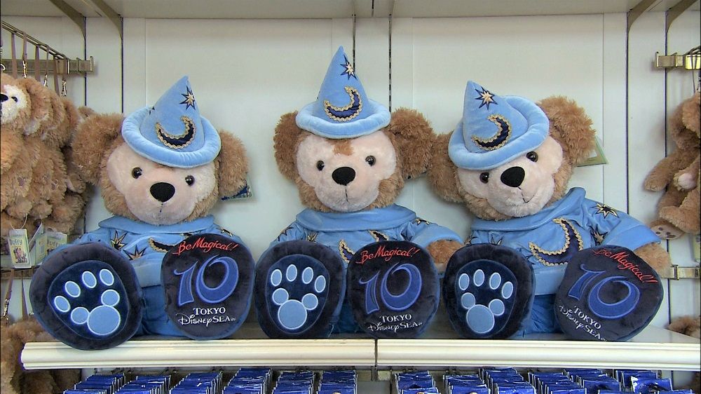 東京ディズニーシー10周年のコスチュームをきたダッフィー