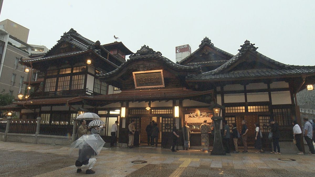 「道後温泉本館」5年半ぶり全館営業を再開！保存修理工事完了に先立ち…朝早くから長い列