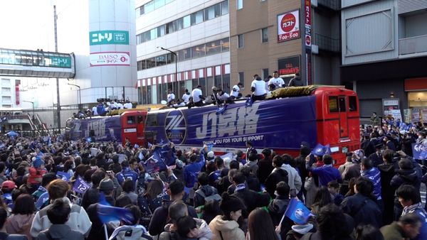 町田駅前で多くのファンがパレードに参加した