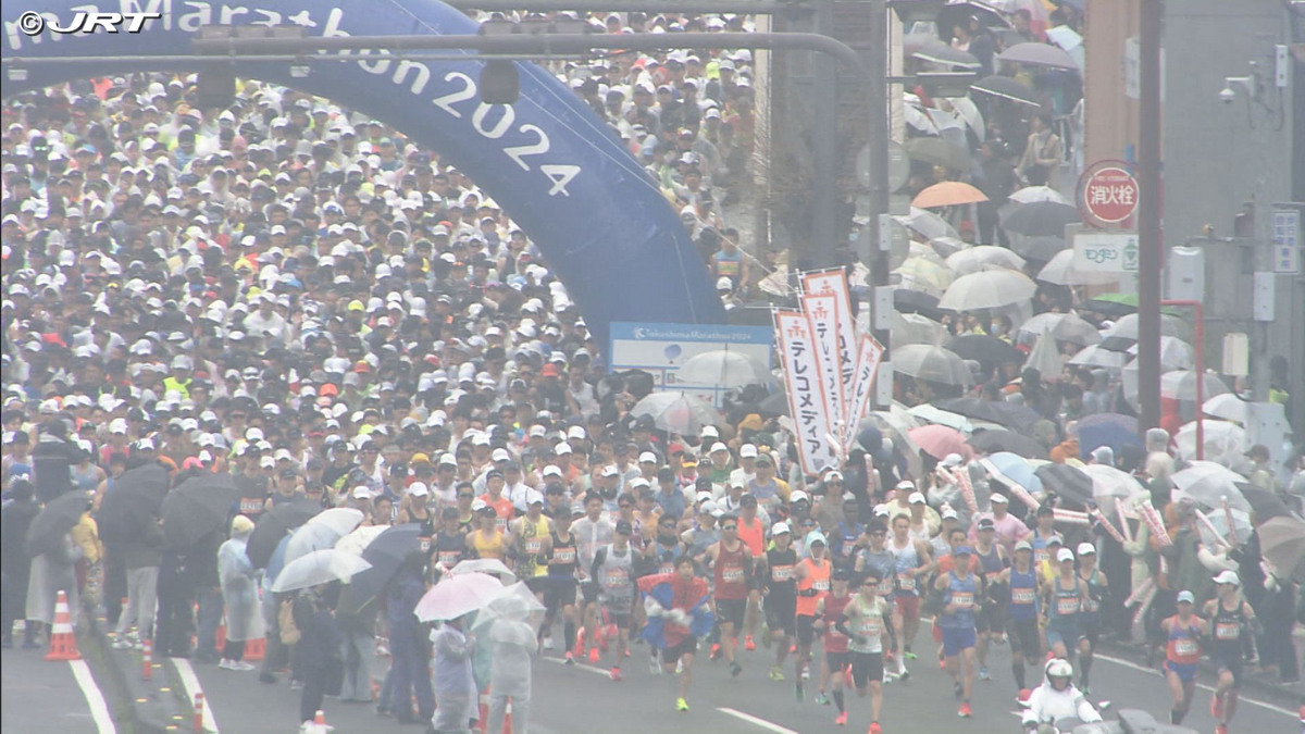 雨の中　とくしまマラソンスタート【徳島】