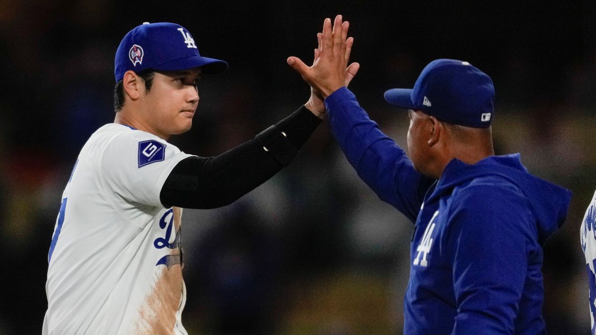 ハイタッチする大谷翔平選手とロバーツ監督(写真：AP/アフロ)