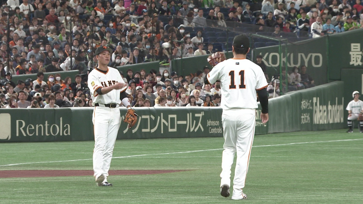 「エモすぎ」巨人・田中将大の“初アウト”を手にした坂本勇人　打ち上げたフライをサード・坂本勇人がグラブに収める