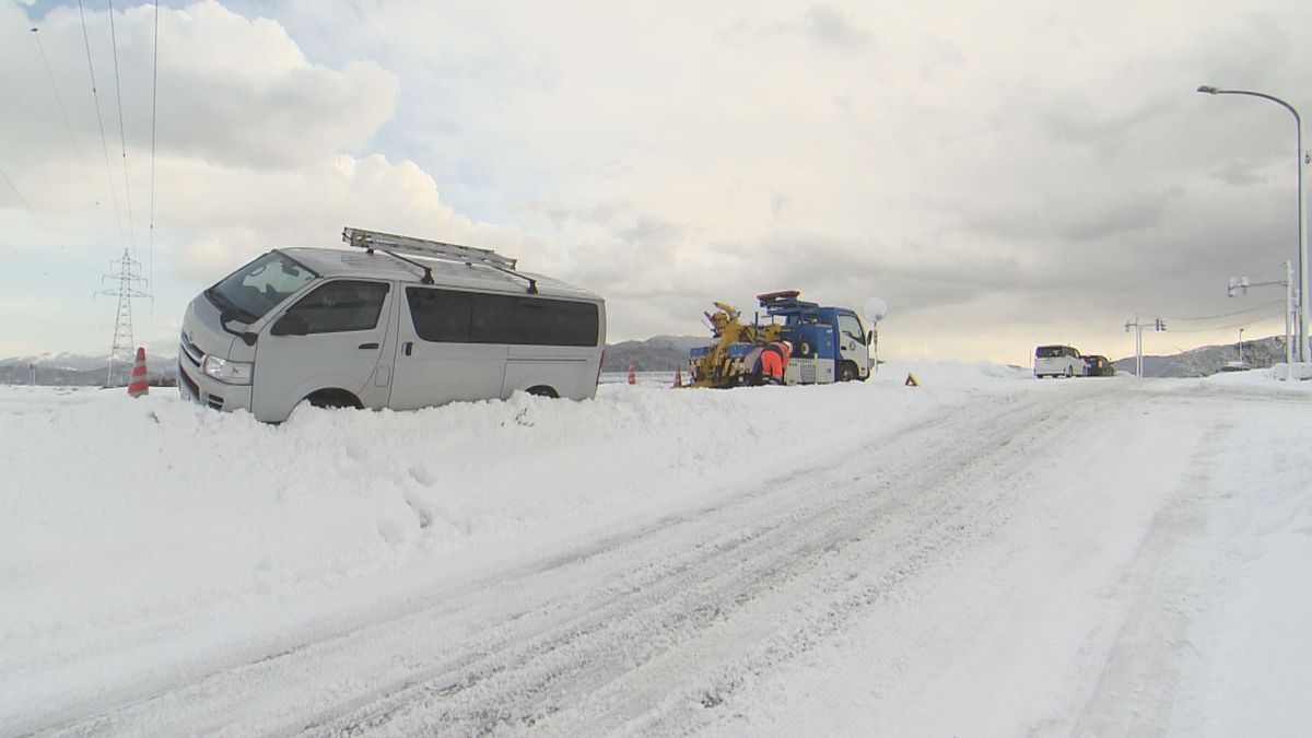 長引く大雪で救助要請"急増"　問い合わせ件数は通常の3倍に　車両のスタックなど相次ぐ　JAF出動現場に密着