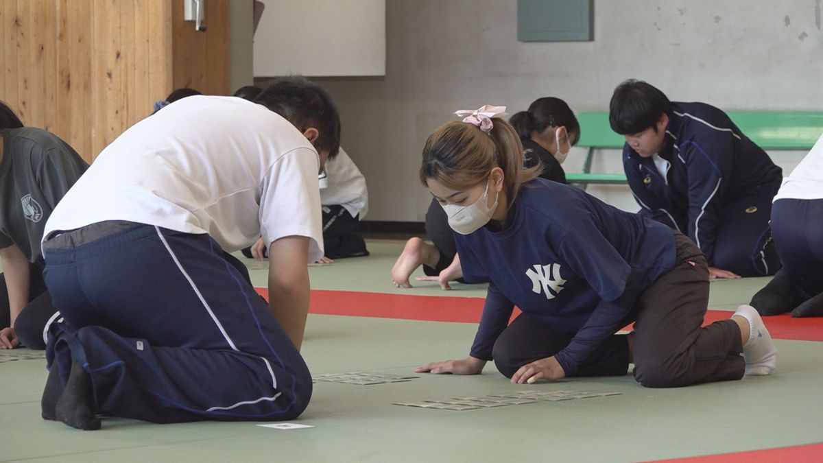 札舞う熱戦！ 甲府で競技かるた大会 中1から社会人が参加 山梨県 