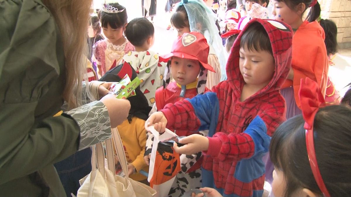 トリック オア トリート！子どもたちが仮装パレードでハロウィン楽しむ【愛媛】