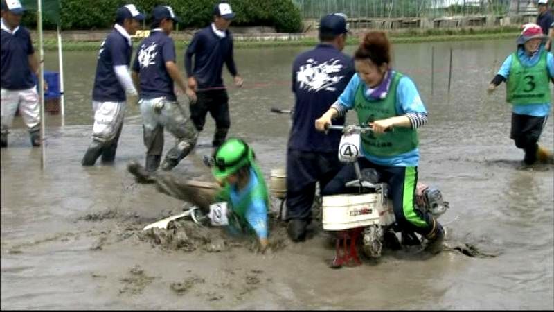 農機具操作に四苦八苦の泥んこレース　滋賀