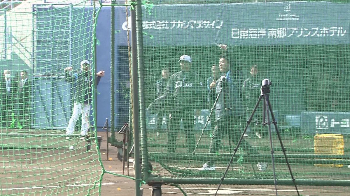 バットを折った松坂大輔臨時投手コーチ
