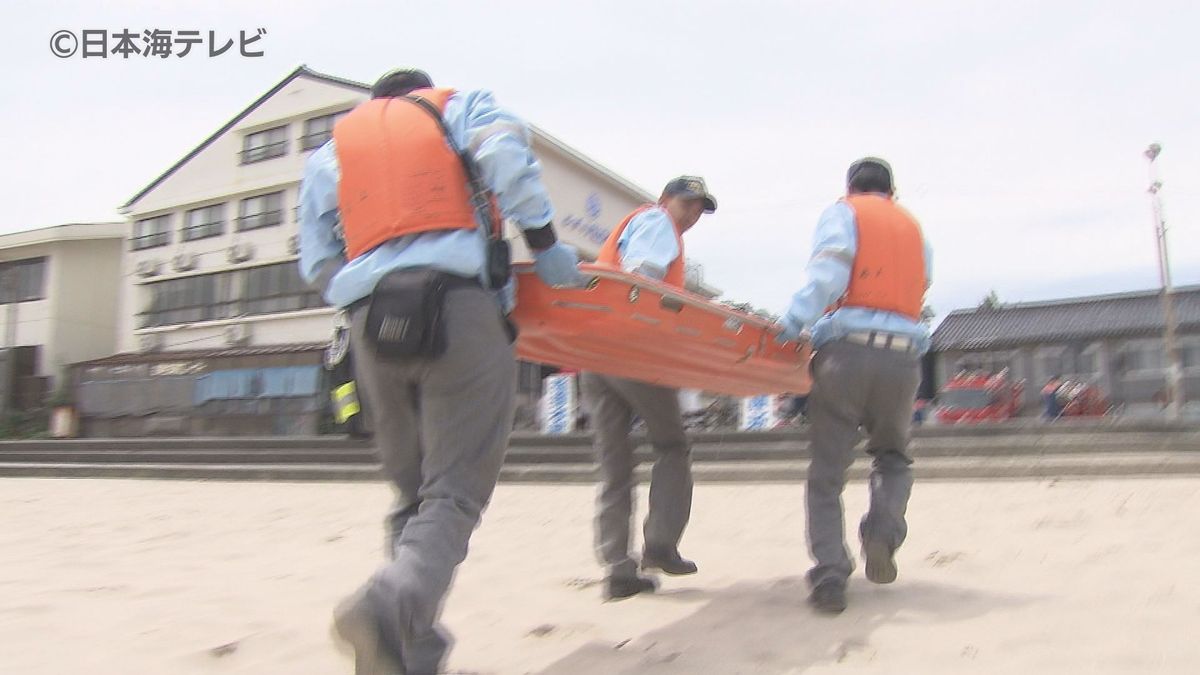 海水浴シーズンを前に浦富海岸で水難救助訓練　水難事故の危険性を呼び掛け　鳥取県岩美町