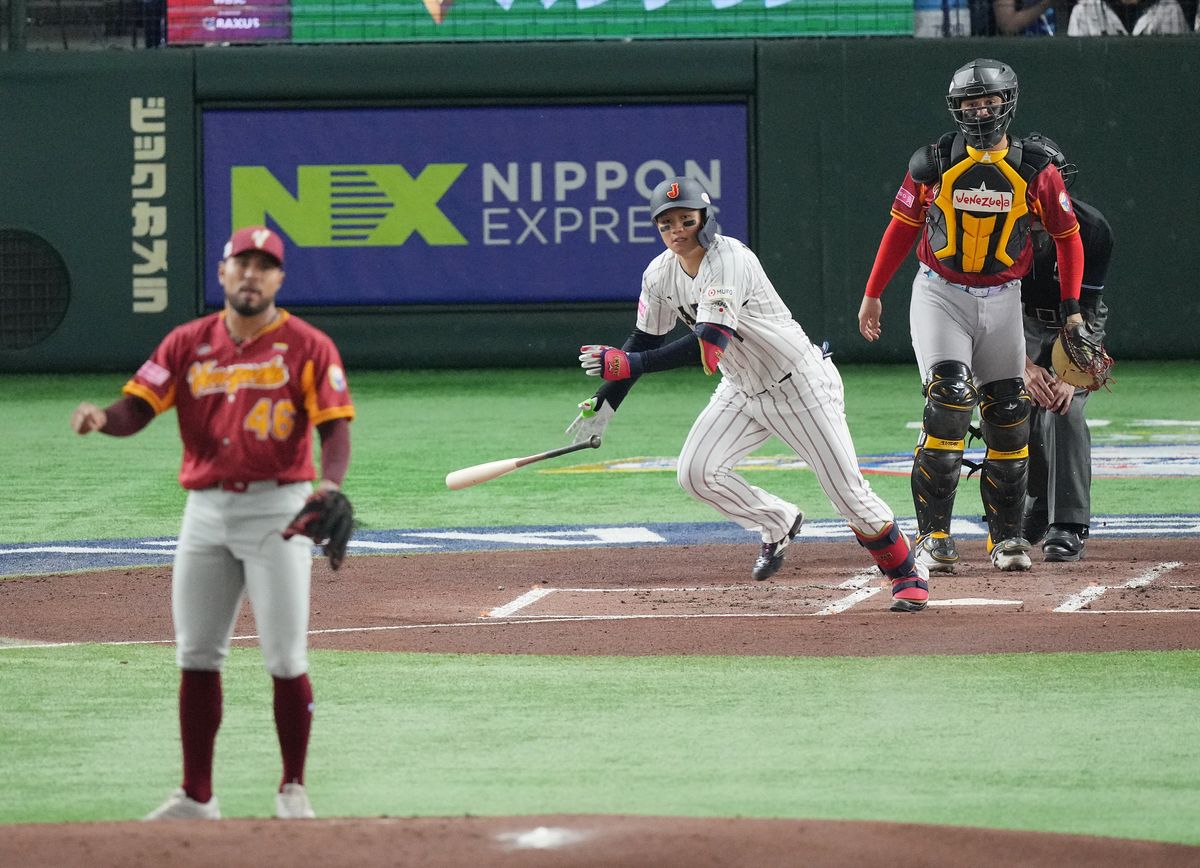 ベネズエラ戦の初回にタイムリーを放った森下翔太選手(写真：日刊スポーツ/アフロ)