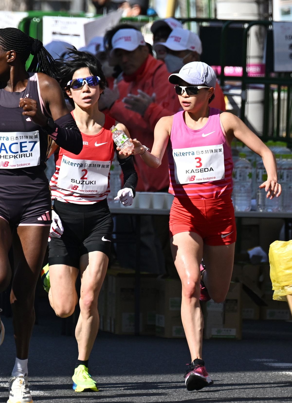 前回大会で鈴木亜由子選手(左)に水を渡す加世田梨花選手(右)〈写真：時事〉