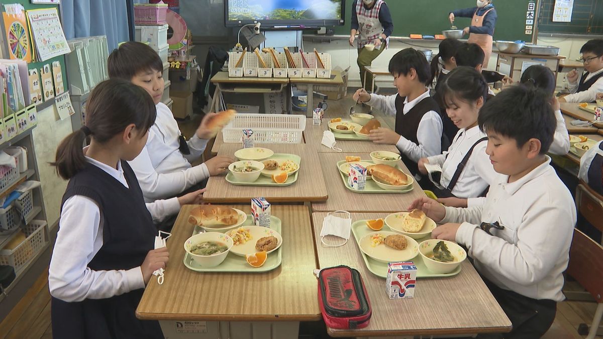 小学校給食に地元産のサトイモ使ったコロッケ 児童が生産者から食の大切さ学ぶ