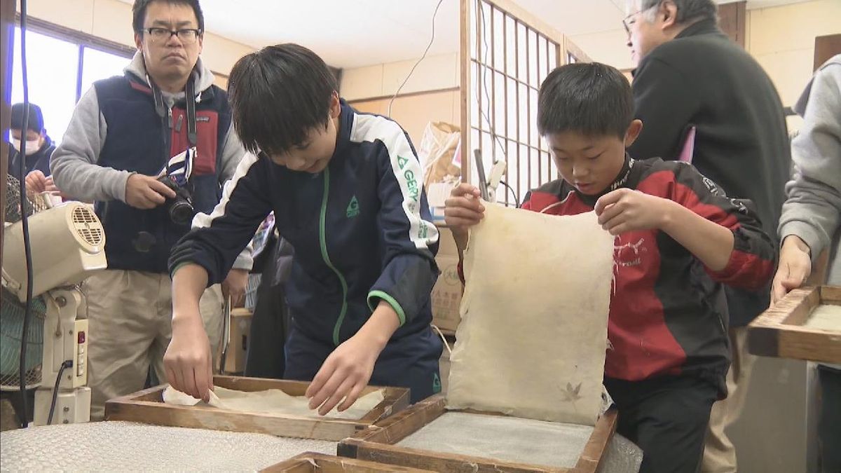 小学6年生が約800年続く伝統和紙づくり　世界にひとつだけの卒業証書を作成　岐阜・飛騨市