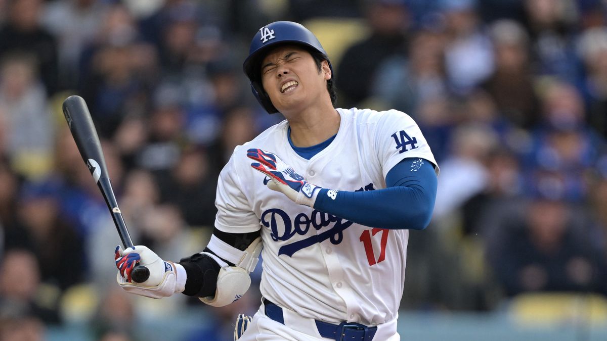 自打球に苦痛の顔を浮かべる大谷翔平選手(写真：USA TODAY Sports/ロイター/アフロ)