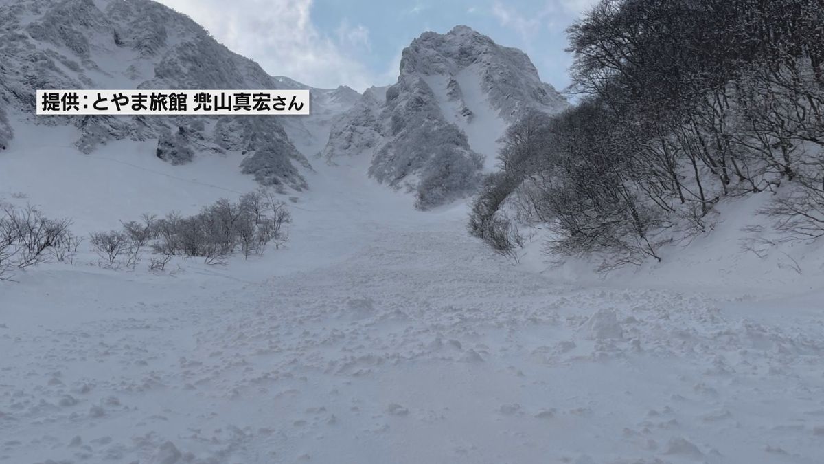 今回の雪崩の事故現場から東に約400メートル離れた場所でも雪崩が発生
