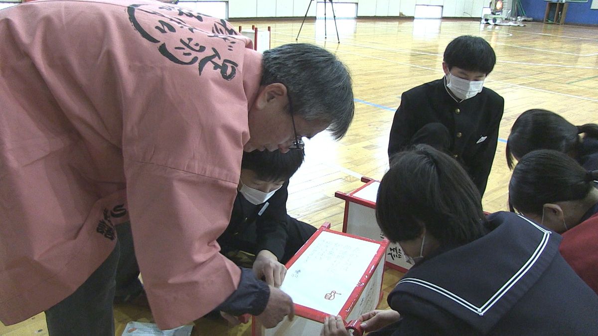 夜桜照らすぼんぼり　子どもたちが手作り　足羽河原に設置、福井の春を盛り上げ