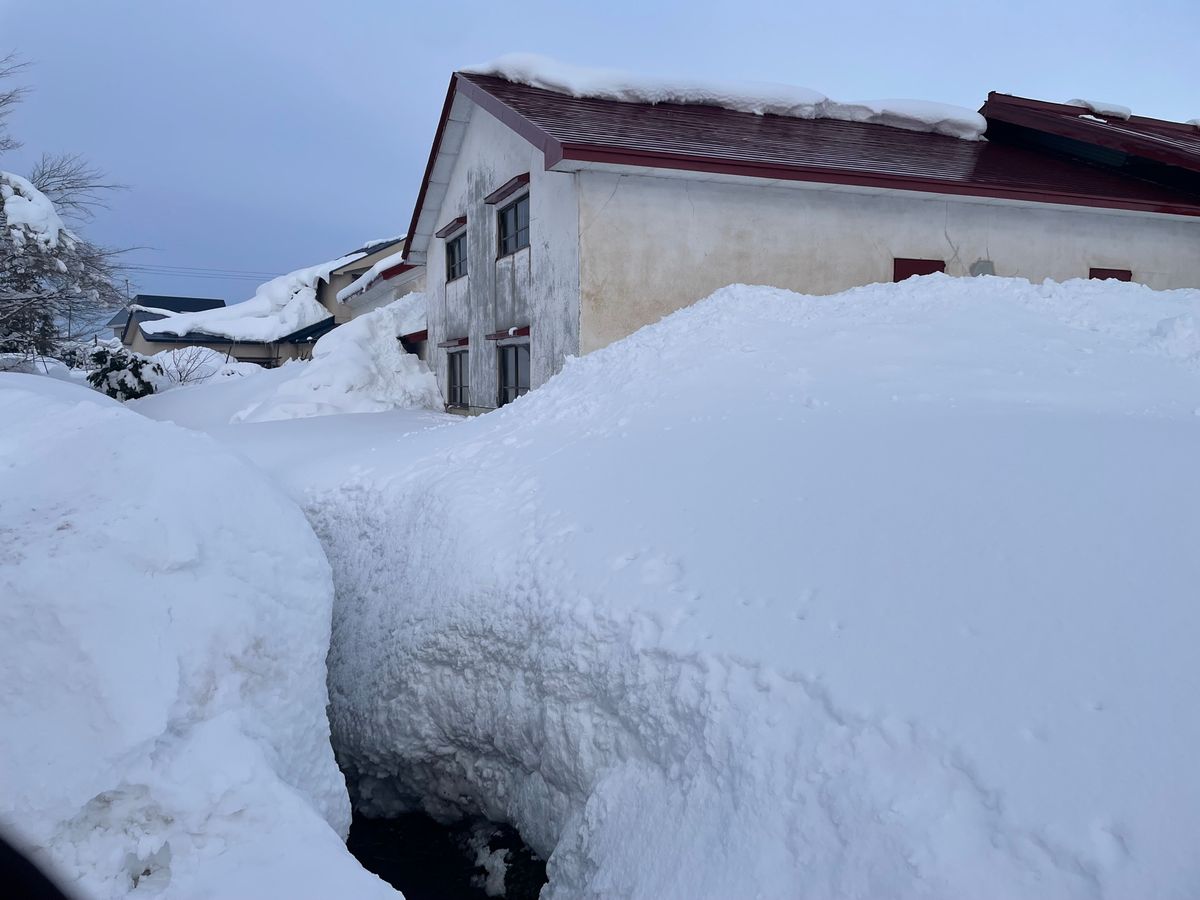 雪下ろし中に用水路に転落か　男性死亡　青森県板柳町