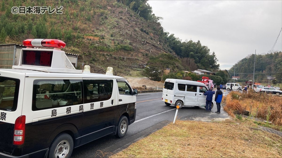 松江市の玉湯吾妻山線で車5台絡む事故　影響で全面通行止め　警察がけが人など確認中　島根県