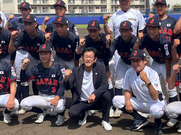 野球が真っ平らになっていく 侍ジャパン 栗山英樹監督 白川の関 を越え優勝旗を持ち帰った仙台育英に賛辞 野球u 15日本代表 を激励する侍ジャパン 栗山英樹監督 前列中央 画像詳細