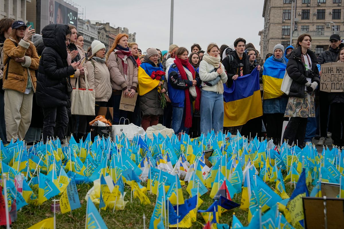 2月24日、ウクライナ・キーウで（写真：AP/アフロ）