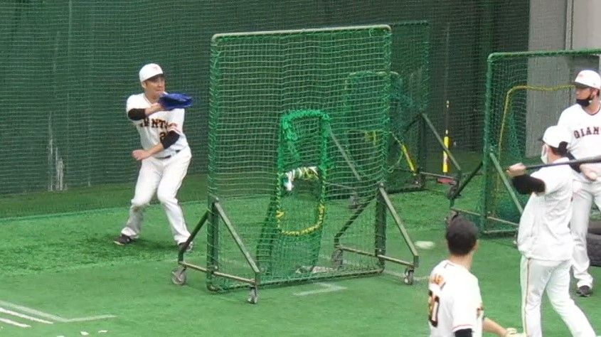 【巨人】投手陣は室内で練習　投球後にすばやく打球に反応する練習など行う