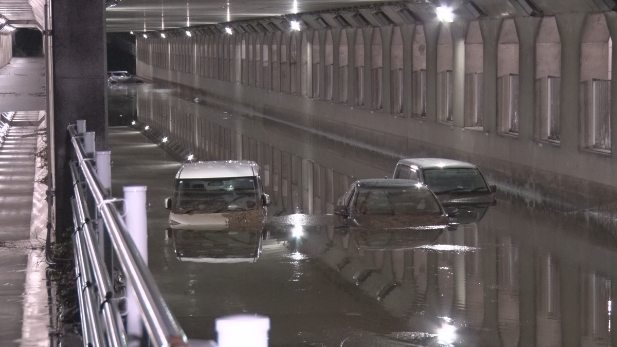 松本市で道路冠水　車４台が水没　中部の広い範囲で猛烈な雨 　県内昼過ぎから夜遅くにかけ　雷を伴う激しい雨のところも　